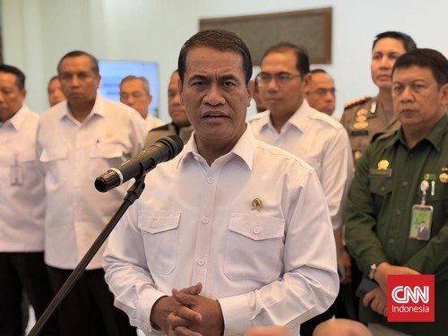 Menteri Pertanian merangkap Kepala Badan Pangan Nasional (Bapanas) Andi Amran Sulaiman mencopot delapan pejabat di lingkungan Perum Bulog dan Bapanas menyusul kasus dugaan pengoplosan beras subsidi program Stabilisasi Pasokan dan Harga Pangan (SPHP)