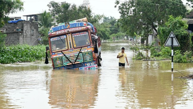 A truck breaks down amid a waterlogged stretch after Cyclone Arnab's landfall on the outskirts of Andhra Pradesh's Kakinada district on October 29, 2026. Ferocious winds and torrential rain lashed India's southeastern coast after a cyclone made landf