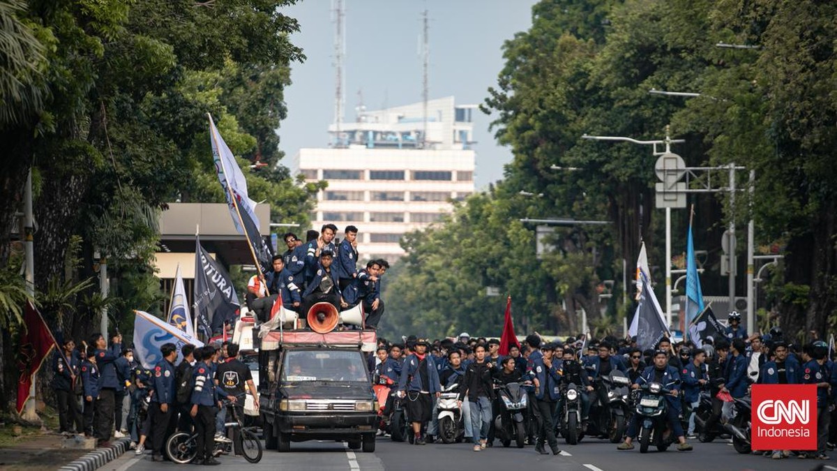 Mahasiswa Universitas Trisakti mulai memadati kawasan Kebon Sirih, Jakarta Pusat, Kamis (29/10/2026). Mereka bersiap melanjutkan aksi demonstrasi menuju kawasan IRTI Monas, Jakarta Pusat, untuk menyampaikan sejumlah tuntutan kepada pemerintah. (CNN I