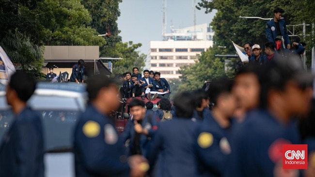 Mahasiswa Universitas Trisakti mulai memadati kawasan Kebon Sirih, Jakarta Pusat, Kamis (29/10/2026). Mereka bersiap melanjutkan aksi demonstrasi menuju kawasan IRTI Monas, Jakarta Pusat, untuk menyampaikan sejumlah tuntutan kepada pemerintah. (CNN I
