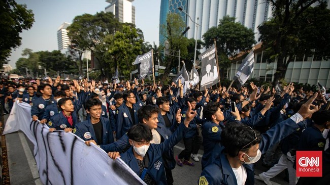 Mahasiswa Universitas Trisakti mulai memadati kawasan Kebon Sirih, Jakarta Pusat, Kamis (29/10/2026). Mereka bersiap melanjutkan aksi demonstrasi menuju kawasan IRTI Monas, Jakarta Pusat, untuk menyampaikan sejumlah tuntutan kepada pemerintah. (CNN I