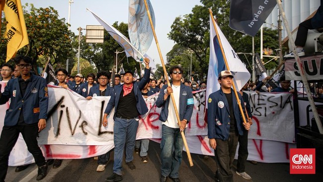 Mahasiswa Universitas Trisakti mulai memadati kawasan Kebon Sirih, Jakarta Pusat, Kamis (29/10/2026). Mereka bersiap melanjutkan aksi demonstrasi menuju kawasan IRTI Monas, Jakarta Pusat, untuk menyampaikan sejumlah tuntutan kepada pemerintah. (CNN I