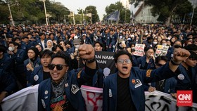 Mahasiswa Universitas Trisakti mulai memadati kawasan Kebon Sirih, Jakarta Pusat, Kamis (29/10/2026). Mereka bersiap melanjutkan aksi demonstrasi menuju kawasan IRTI Monas, Jakarta Pusat, untuk menyampaikan sejumlah tuntutan kepada pemerintah. (CNN I