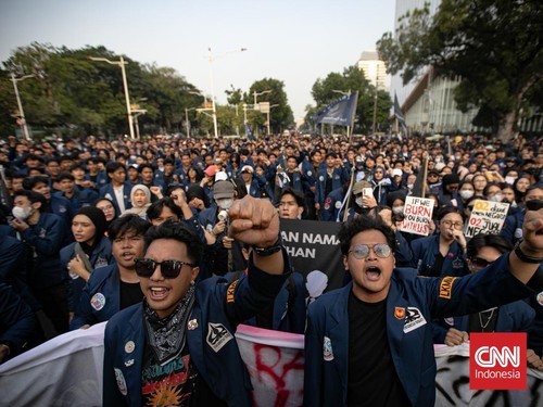 Mahasiswa Universitas Trisakti mulai memadati kawasan Kebon Sirih, Jakarta Pusat, Kamis (29/10/2026). Mereka bersiap melanjutkan aksi demonstrasi menuju kawasan IRTI Monas, Jakarta Pusat, untuk menyampaikan sejumlah tuntutan kepada pemerintah. (CNN I