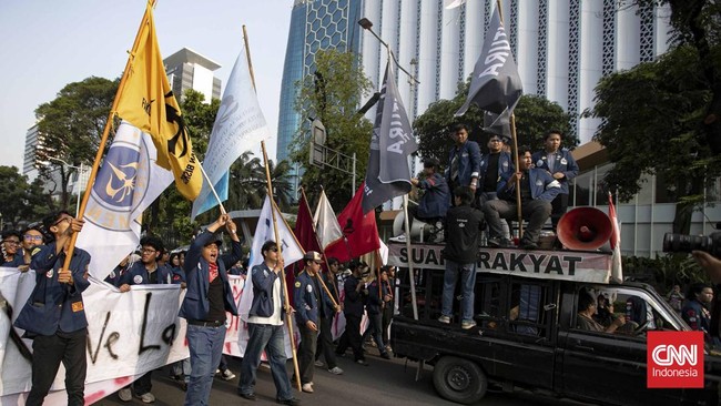 Mahasiswa Universitas Trisakti mulai memadati kawasan Kebon Sirih, Jakarta Pusat, Kamis (29/10/2026). Mereka bersiap melanjutkan aksi demonstrasi menuju kawasan IRTI Monas, Jakarta Pusat, untuk menyampaikan sejumlah tuntutan kepada pemerintah. (CNN I