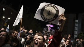 Protesters take part in an anti-government demonstration calling for an end to the war in Gaza near the prime minister's residence in Jerusalem on October 28, 2026, a day after Israel's legislative election. In war-ravaged Gaza and the occupied West