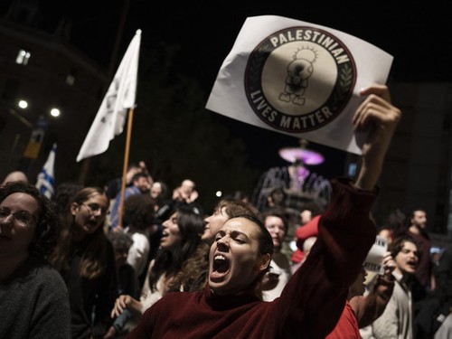Protesters take part in an anti-government demonstration calling for an end to the war in Gaza near the prime minister's residence in Jerusalem on October 28, 2026, a day after Israel's legislative election. In war-ravaged Gaza and the occupied West