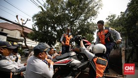 Petugas Suku Dinas Perhubungan Jakarta Selatan mengangkut sepeda motor yang parkir sembarangan ke atas truk di Jalan Adityawarman, Jakarta Selatan, Kamis (29/10/2026). Penindakan tersebut dilakukan untuk menertibkan parkir liar yang mengganggu fungsi