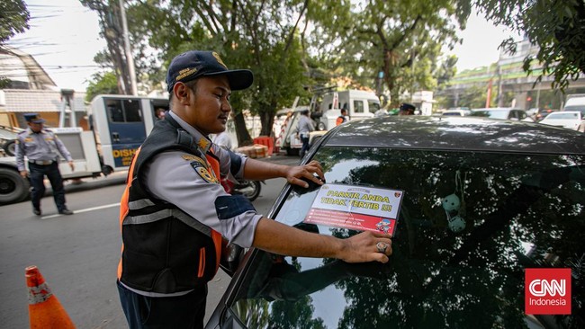 Petugas Suku Dinas Perhubungan Jakarta Selatan mengangkut sepeda motor yang parkir sembarangan ke atas truk di Jalan Adityawarman, Jakarta Selatan, Kamis (29/10/2026). Penindakan tersebut dilakukan untuk menertibkan parkir liar yang mengganggu fungsi