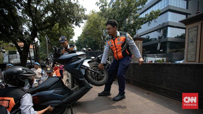 Petugas Suku Dinas Perhubungan Jakarta Selatan mengangkut sepeda motor yang parkir sembarangan ke atas truk di Jalan Adityawarman, Jakarta Selatan, Kamis (29/10/2026). Penindakan tersebut dilakukan untuk menertibkan parkir liar yang mengganggu fungsi