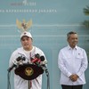 Menpora Erick Thohir (tengah), CEO Danantara Rosan Perkasa Roeslani (kiri), Menteri Keuangan Suahasil Nazara (kanan) menyampaikan keterangan pers usai menghadiri kegiatan penyerahan bonus kepada atlet Asian Games dan Asian Para Games 2026 di Kompleks