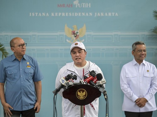 Menpora Erick Thohir (tengah), CEO Danantara Rosan Perkasa Roeslani (kiri), Menteri Keuangan Suahasil Nazara (kanan) menyampaikan keterangan pers usai menghadiri kegiatan penyerahan bonus kepada atlet Asian Games dan Asian Para Games 2026 di Kompleks