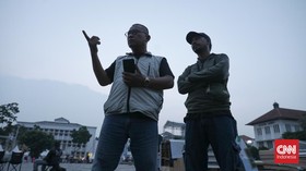 Pawang hujan Hadi Sutikno atau Tikno mengamati kondisi cuaca menjelang sebuah acara di kawasan Kota Tua, Taman Sari, Jakarta, Kamis (29/10/2026). (CNN Indonesia/Febria Adha L)