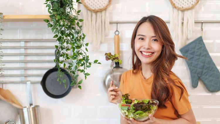 portrait slim asian woman eating vegetables salad&comma;healthy food&comma;vegan&comma;vegetables salad&comma;cooking in the kitchen