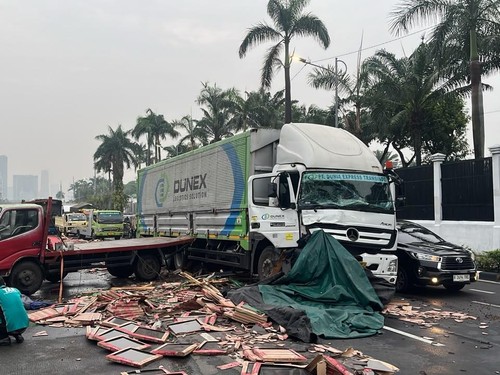 Kronologi Kecelakaan Dua Truk di Depan Gedung DPR
