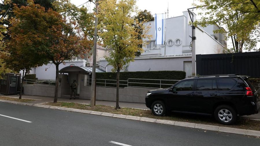 Kepolisian Serbia menembak mati seorang pelaku penyerangan di luar Kedutaan Besar Israel di ibu kota Belgrade, Rabu (28/10/2026). (via REUTERS/SERBIAN INTERIOR MINISTRY)