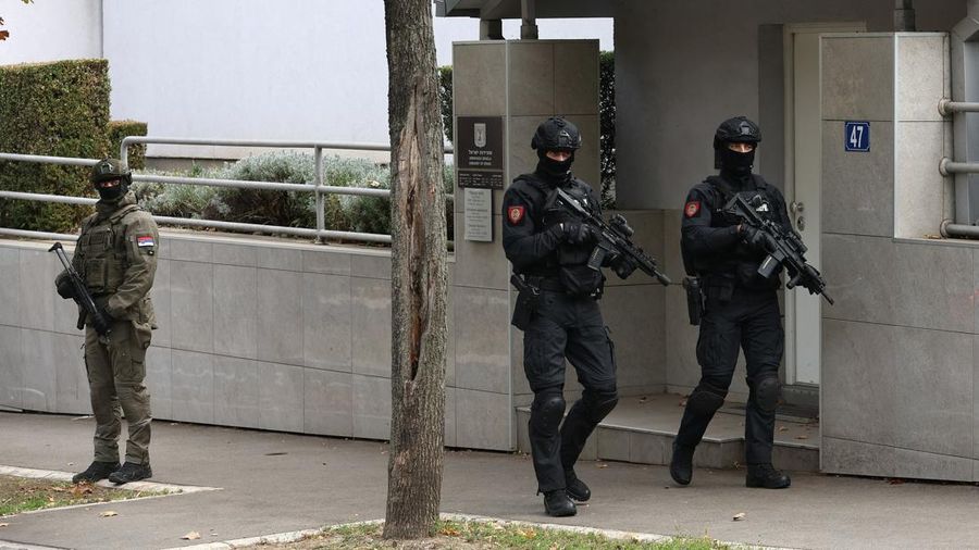 Kepolisian Serbia menembak mati seorang pelaku penyerangan di luar Kedutaan Besar Israel di ibu kota Belgrade, Rabu (28/10/2026). (via REUTERS/SERBIAN INTERIOR MINISTRY)