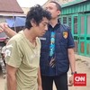 Seorang ibu rumahtangga justru menyerahkan anak kandungnya sendiri kepada polisi karenakesal sang anak telah menjadi pecandu narkoba atau pemadat.Penyerahan itu terjadi saat tim gabungan Polrestabes Palembang bersamaPolsek Seberang Ulu Dua Palembang