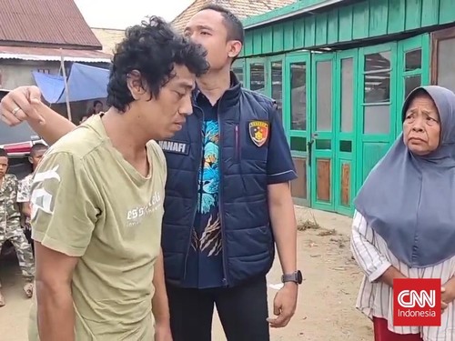 Seorang ibu rumahtangga justru menyerahkan anak kandungnya sendiri kepada polisi karenakesal sang anak telah menjadi pecandu narkoba atau pemadat.Penyerahan itu terjadi saat tim gabungan Polrestabes Palembang bersamaPolsek Seberang Ulu Dua Palembang
