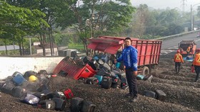 Petugas memperlihatkan kondisi truk bermuatan 3 ton cairan asam sulfat yang nyungsep di jalur penyelamat Jalan Raya Parakan-Kertek, Wonosobo