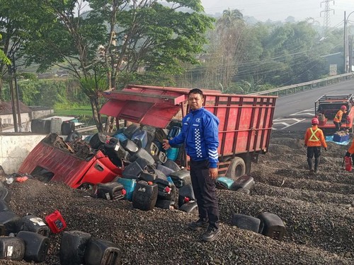 Petugas memperlihatkan kondisi truk bermuatan 3 ton cairan asam sulfat yang nyungsep di jalur penyelamat Jalan Raya Parakan-Kertek, Wonosobo