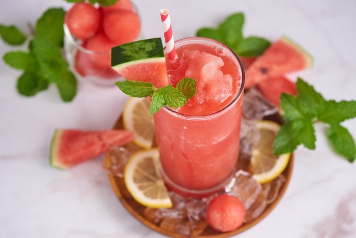 Minuman manis alami untuk diet tanpa stevia adalah jus buah. semangka dan mentimun merupakan buah rendah kalori dengan kandungan air yang tinggi.