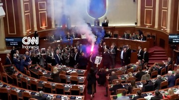 Momen Rapat Parlemen Albania Chaos sampai Suar Menyala di Ruangan