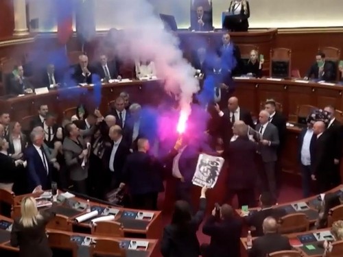 Momen Suar Dinyalakan Dalam Gedung Parlemen Albania