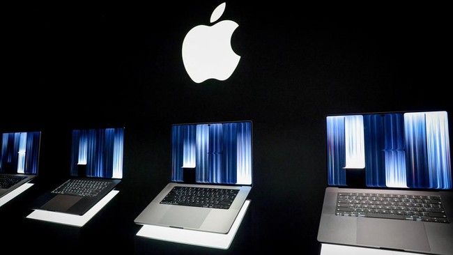 New MacBook Pros with touch screens sit on display at the product's launch in Los Angeles, California, US, October 28, 2026. REUTERS/Evelyn Hockstein