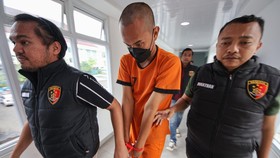 Polisi menggiring tersangka kasus pembunuhan suporter  berinisial MR (26) di Polres Bogor, Kabupaten Bogor, Jawa Barat, Kamis (29/10/2026). Polres Bogor berhasil menangkap tersangka pembacokan berinisial MR (26) yang menewaskan suporter sepak bola Pe