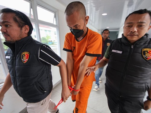 Polisi menggiring tersangka kasus pembunuhan suporter  berinisial MR (26) di Polres Bogor, Kabupaten Bogor, Jawa Barat, Kamis (29/10/2026). Polres Bogor berhasil menangkap tersangka pembacokan berinisial MR (26) yang menewaskan suporter sepak bola Pe