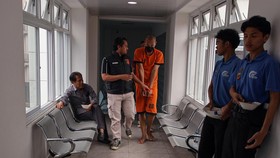 Polisi menggiring tersangka kasus pembunuhan suporter  berinisial MR (26) di Polres Bogor, Kabupaten Bogor, Jawa Barat, Kamis (29/10/2026). Polres Bogor berhasil menangkap tersangka pembacokan berinisial MR (26) yang menewaskan suporter sepak bola Pe