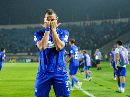 Pesepak bola Persib Bandung Balsa Sekulic berseleberasi usai mencetak gol ke gawang Melbourne Victory FC saat laga AFC Champions League Two Grup E di Stadion Si Jalak Harupat, Kabupaten Bandung, Jawa Barat, Rabu (28/10/2026). Persib Bandung menang at