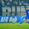 Pesepak bola Persib Bandung Balsa Sekulic (kiri) dengan dibayangi pesepak bola Melbourne Victory FC Thomas Lockyer (kanan) menendang bola ke arah gawang yang berbuah gol saat laga AFC Champions League Two Grup E di Stadion Si Jalak Harupat, Kabupaten