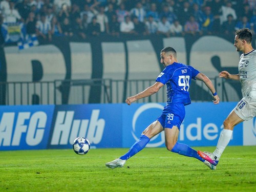 Pesepak bola Persib Bandung Balsa Sekulic (kiri) dengan dibayangi pesepak bola Melbourne Victory FC Thomas Lockyer (kanan) menendang bola ke arah gawang yang berbuah gol saat laga AFC Champions League Two Grup E di Stadion Si Jalak Harupat, Kabupaten