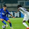 Pesepak bola Persib Bandung Eliano Reijnders (kedua kiri) berusaha melewati adangan pesepak bola Melbourne Victory FC Franco Lino (kanan) saat laga AFC Champions League Two Grup E di Stadion Si Jalak Harupat, Kabupaten Bandung, Jawa Barat, Rabu (28/1