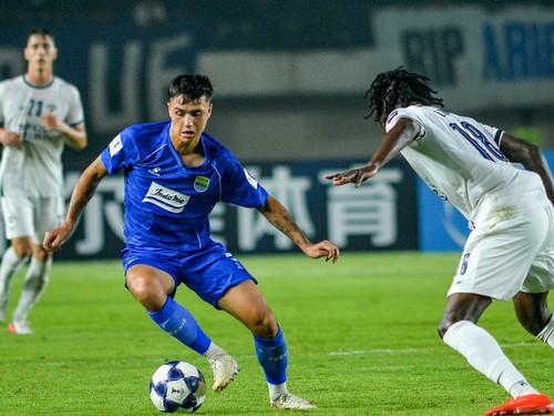 Pesepak bola Persib Bandung Eliano Reijnders (kedua kiri) berusaha melewati adangan pesepak bola Melbourne Victory FC Franco Lino (kanan) saat laga AFC Champions League Two Grup E di Stadion Si Jalak Harupat, Kabupaten Bandung, Jawa Barat, Rabu (28/1