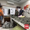 Polisi menggerebek gudang narkoba, menyita 3 kg sabu, 10.000 ekstasi, dan 1.778 vape. Penyelidikan berlanjut untuk tangkap pemasok dari Malaysia.