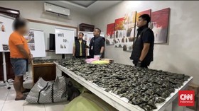 Polisi menggerebek gudang narkoba, menyita 3 kg sabu, 10.000 ekstasi, dan 1.778 vape. Penyelidikan berlanjut untuk tangkap pemasok dari Malaysia.