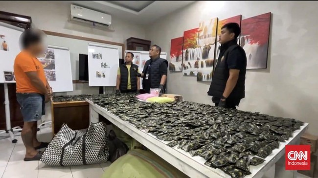 Polisi menggerebek gudang narkoba, menyita 3 kg sabu, 10.000 ekstasi, dan 1.778 vape. Penyelidikan berlanjut untuk tangkap pemasok dari Malaysia.
