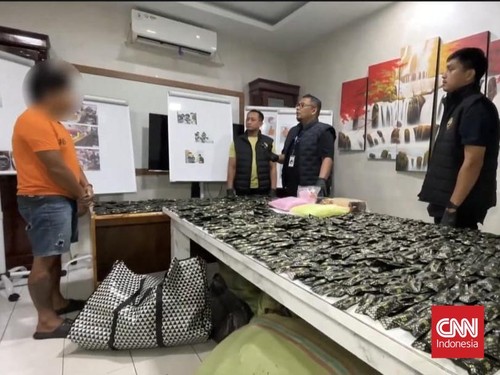 Polisi menggerebek gudang narkoba, menyita 3 kg sabu, 10.000 ekstasi, dan 1.778 vape. Penyelidikan berlanjut untuk tangkap pemasok dari Malaysia.