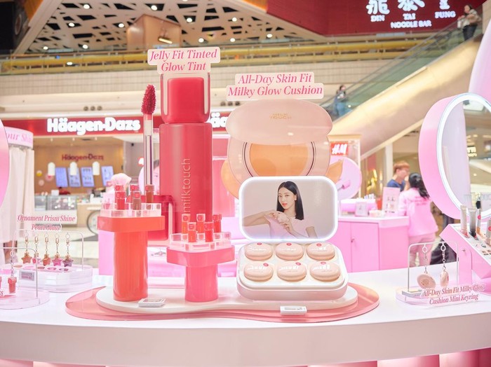 Pop-up booth milktouch di Kota Kasablanka