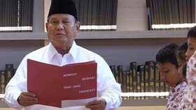 Presiden Prabowo Subianto memimpin pembacaan teks Sumpah Pemuda bersama sejumlah siswa SD bertepatan peringatan Hari Sumpah Pemuda 28 Oktober.