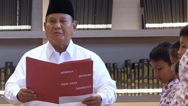 Presiden Prabowo Subianto memimpin pembacaan teks Sumpah Pemuda bersama sejumlah siswa SD bertepatan peringatan Hari Sumpah Pemuda 28 Oktober.