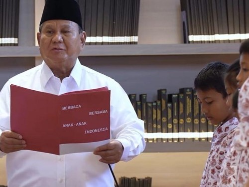 Presiden Prabowo Subianto memimpin pembacaan teks Sumpah Pemuda bersama sejumlah siswa SD bertepatan peringatan Hari Sumpah Pemuda 28 Oktober.