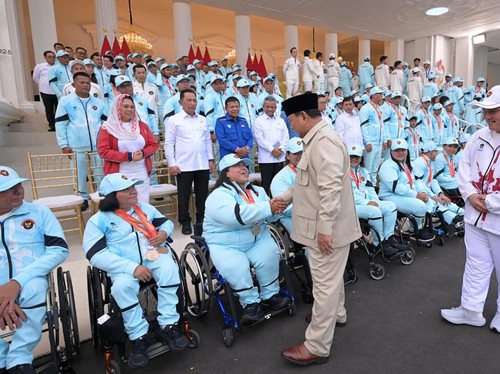 Presiden Prabowo Subianto memberikan bonus kepada atlet peraih medali Asian Games dan Para Games 2026 (Muchlis Jr - Biro Sekretariat Presiden)