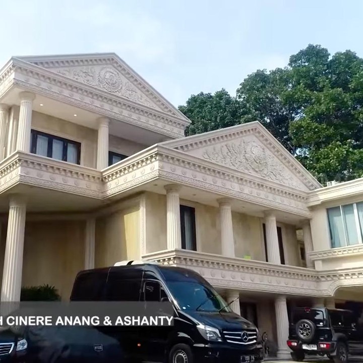 <p>Bunda, masih ingat dengan rumah mewah milik pasangan artis Anang Hermansyah dan Ashanty? Hunian yang berlokasi di Cinere, Depok, itu diketahui telah laku terjual. (Foto: YouTube TRANS7 OFFICIAL)</p>