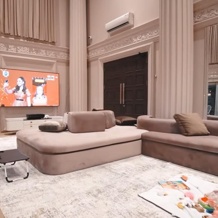 <p>Rumah yang awalnya dibanderol Rp35 miliar pada 2020 kini dijual dengan harga Rp25 miliar. Nilai tersebut tentunya sebanding dengan fasilitas dan luas bangunan yang ada. Semuanya dirancang bergaya Eropa klasik dan mengutamakan kenyamanan.&nbsp;(Foto: YouTube The Hermansyah A6)</p>