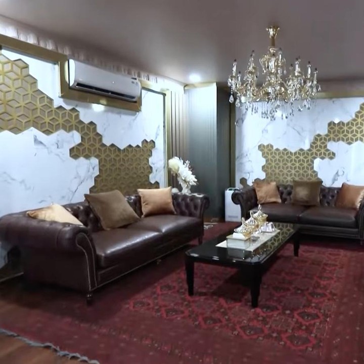 <p>Tak hanya menjual bangunan rumah, ternyata harga yang ditawarkan Anang dan Ashanty juga termasuk barang-barang yang masih ada di dalamnya. Kini, keluarganya telah ikhlas untuk melepas hunian yang dijuluki Istana Cinere itu. (Foto: YouTube TRANS7 OFFICIAL)</p>