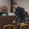 Terdakwa kasus dugaan pemerasan dan gratifikasi pengurusan izin tinggal WNA di lingkungan Ditjen Imigrasi, Silmy Karim (tengah) mengikuti sidang pembacaan surat dakwaan di Pengadilan Tipikor, Jakarta, Kamis (29/10/2026). Mantan Wakil Menteri Imigrasi